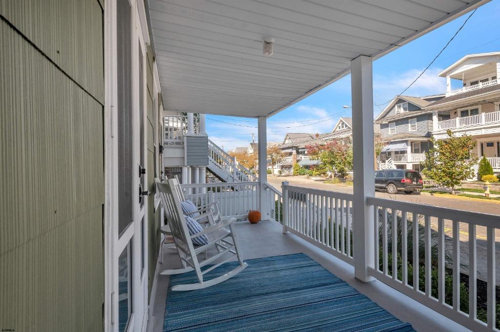 Let's Go to the Beach (1st Floor), Porch