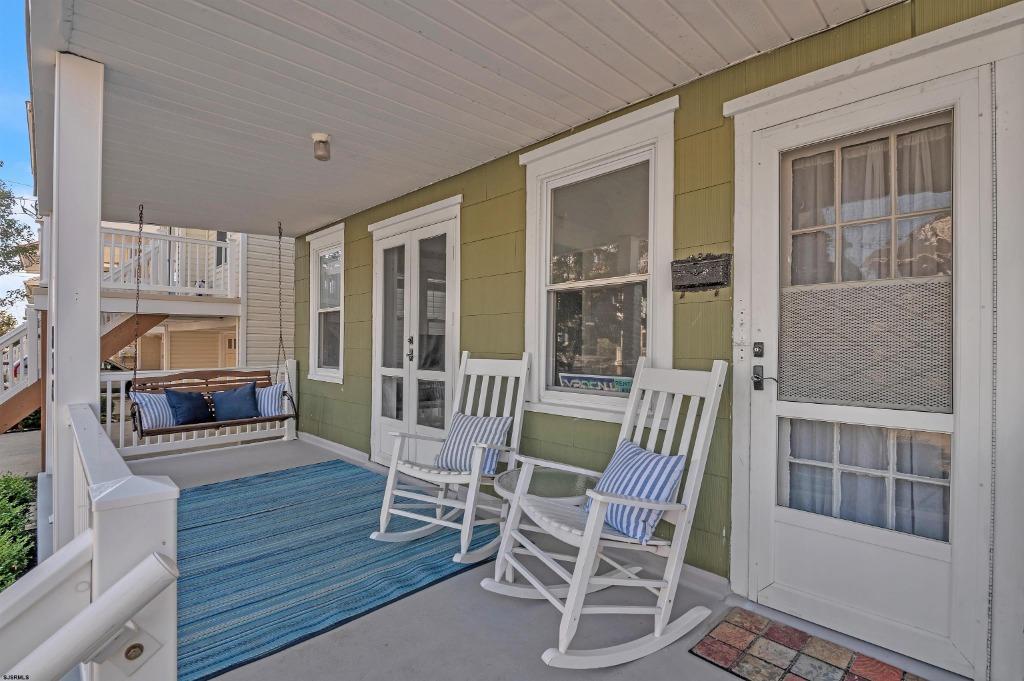 Let's Go to the Beach (1st Floor), Porch