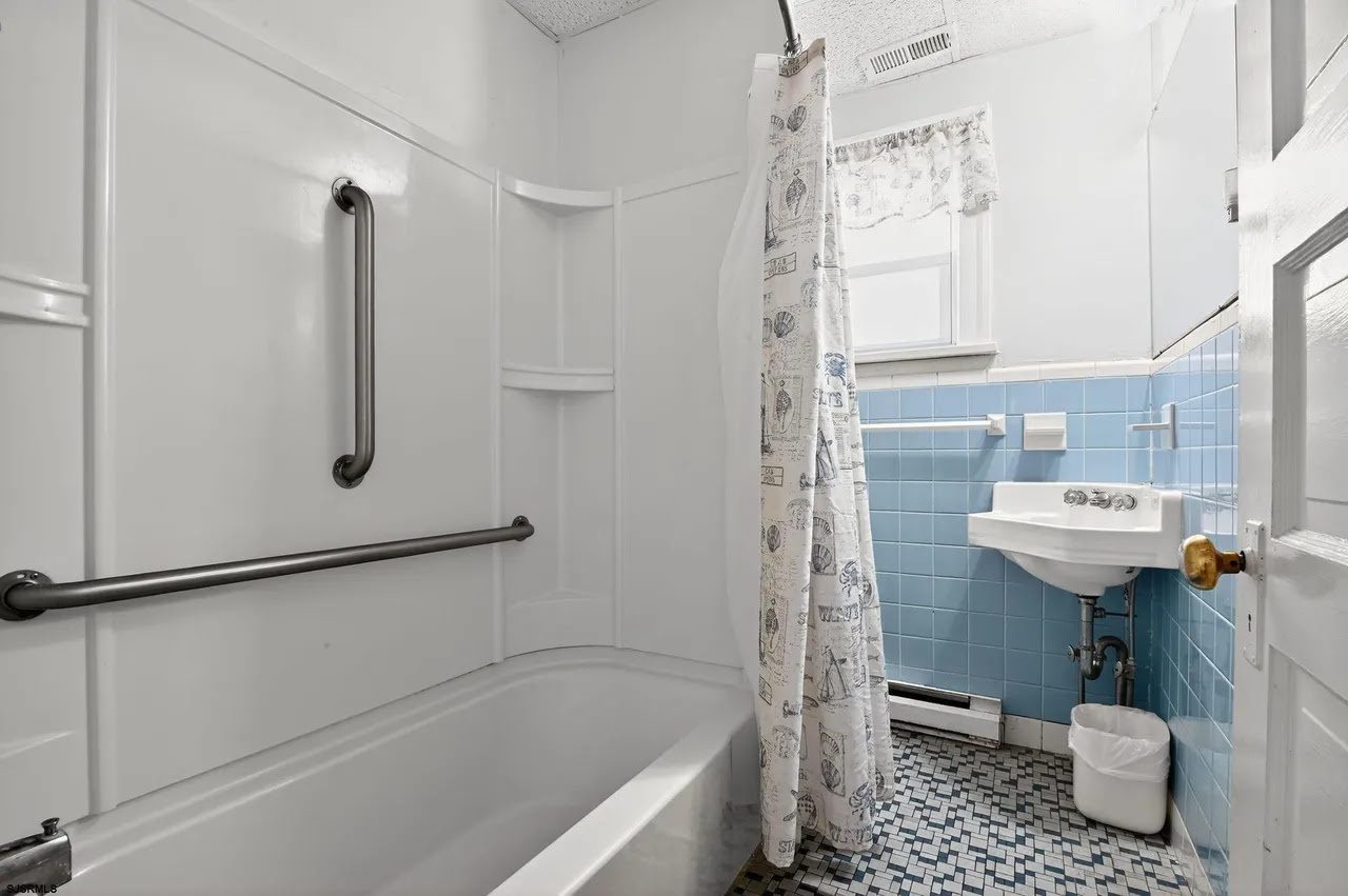 Corinthian Sand, Bathroom