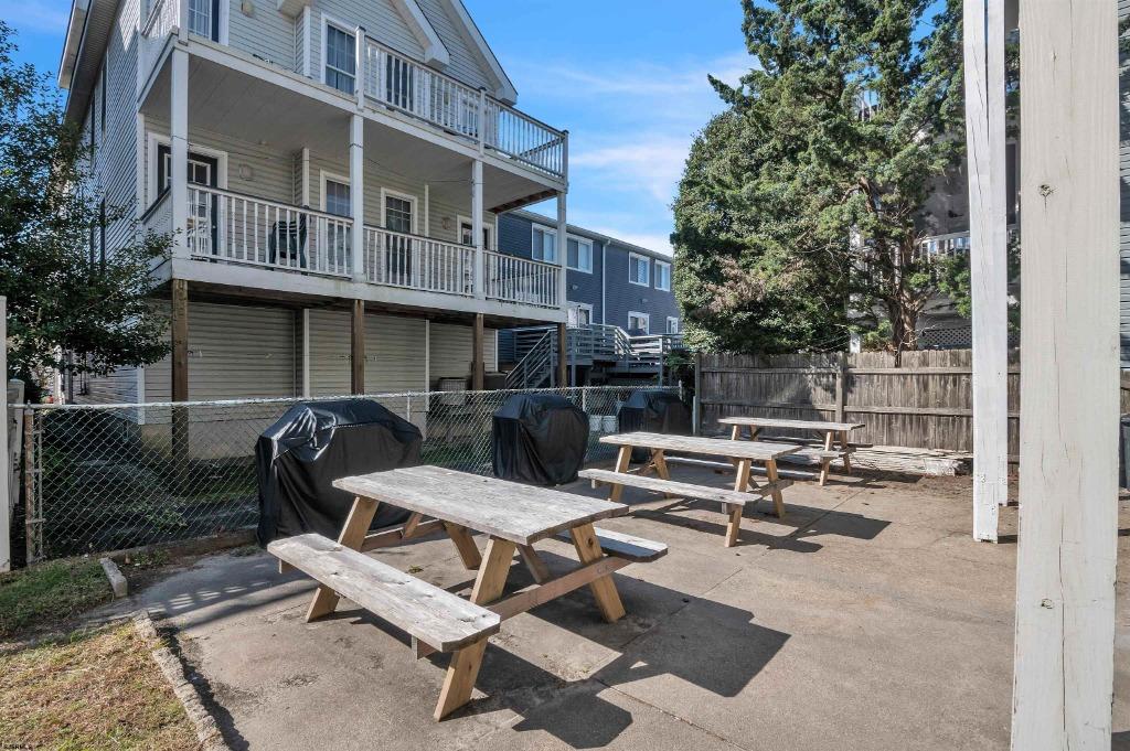 Let's Go to the Beach (1st Floor), Back Exterior