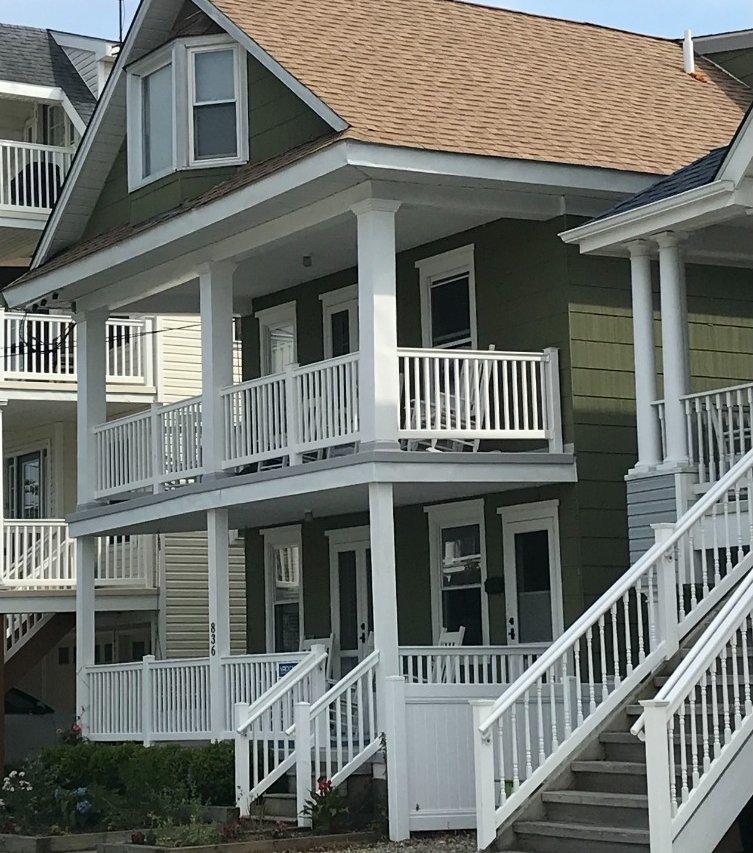 Let's Go to the Beach (1st Floor), Exterior
