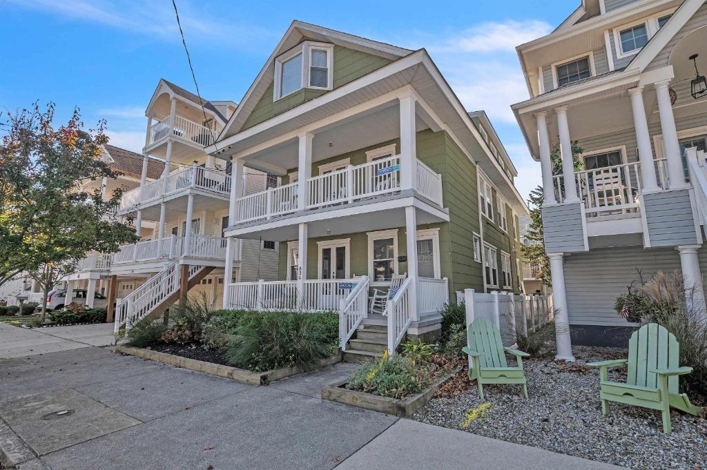 Let's Go to the Beach (1st Floor), Front Exterior