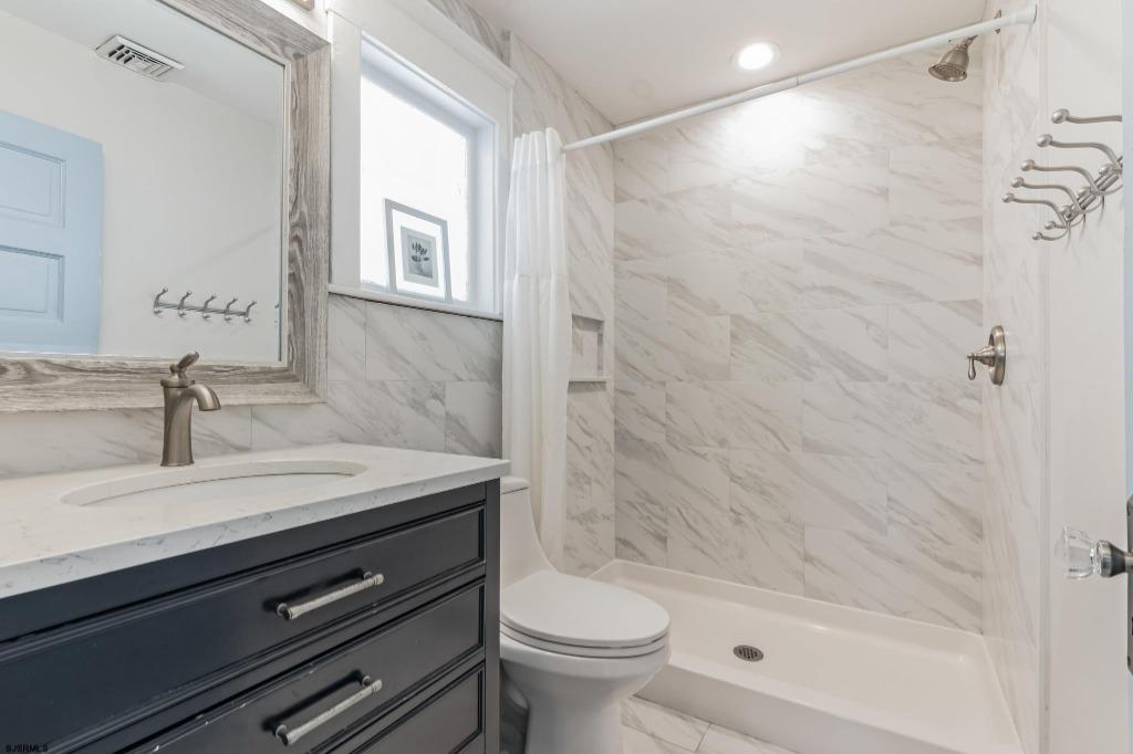 Let's Go to the Beach (1st Floor), Bathroom