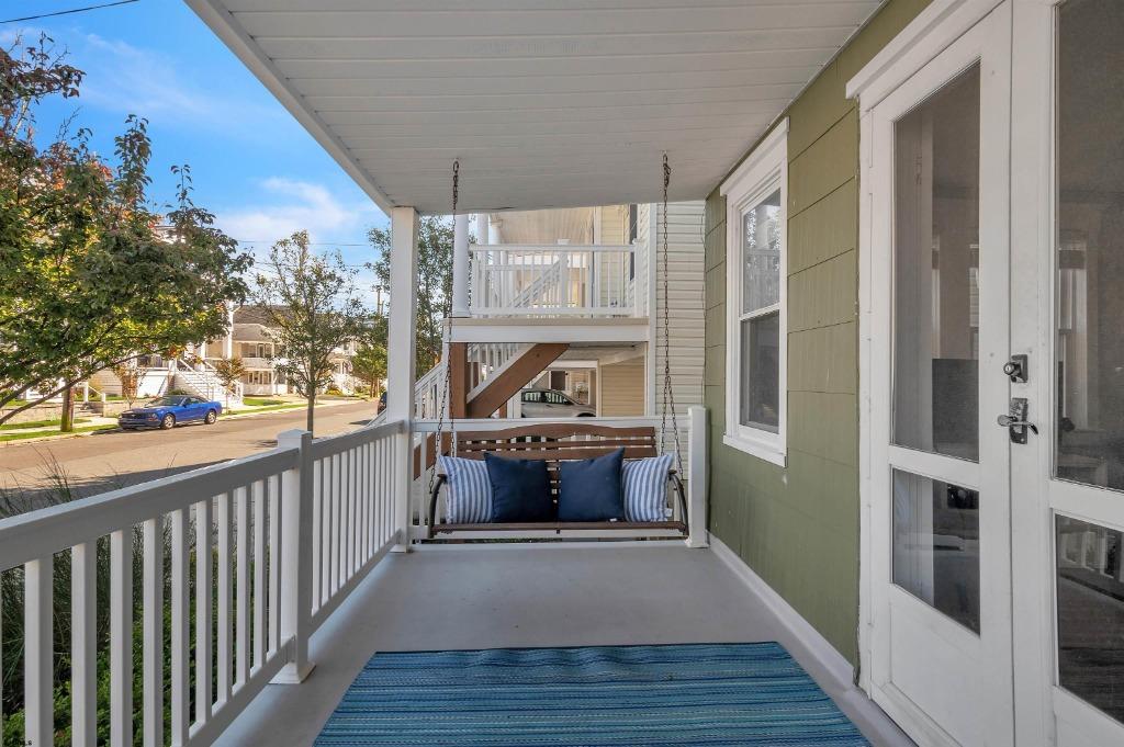 Let's Go to the Beach (1st Floor), Porch