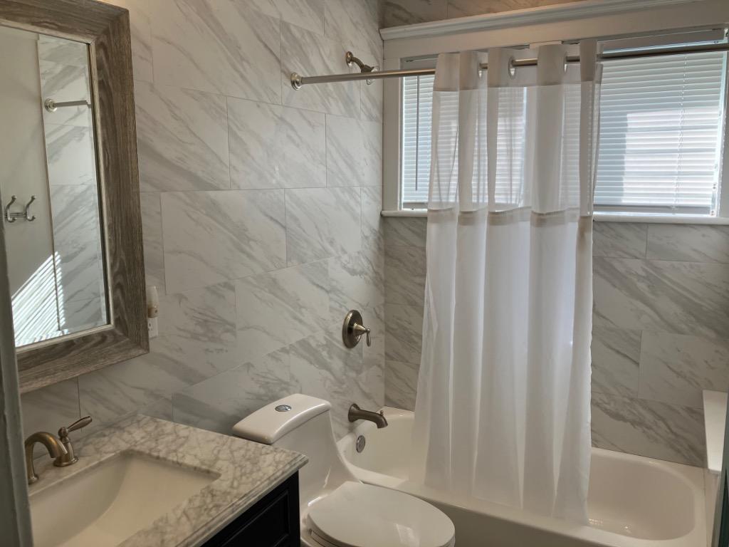 Let's ALL Go to the Beach (Triplex), Bathroom