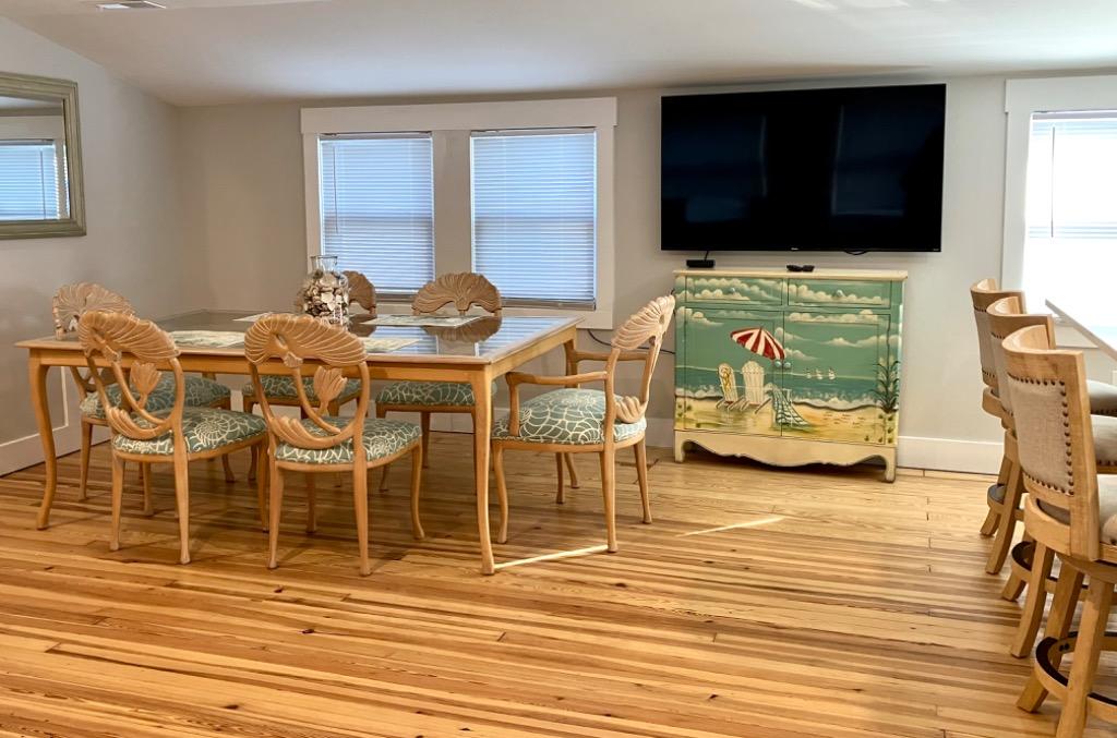 Let's ALL Go to the Beach (Triplex), Dining Area