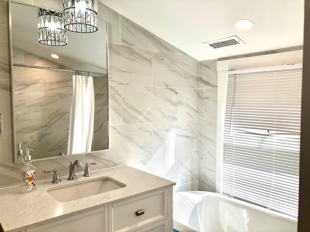 Let's ALL Go to the Beach (Triplex), Bathroom