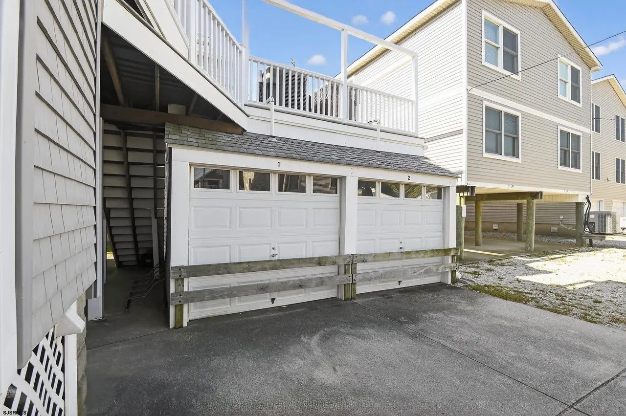 Corinthian Salt, Garage